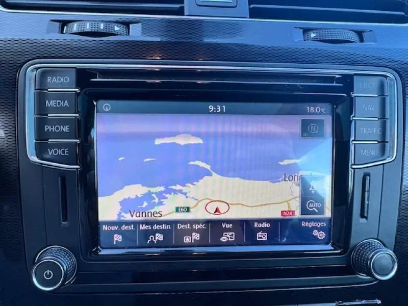 Écran tactile du système de navigation de la Volkswagen Scirocco 2017 affichant une carte routière en mode jour.