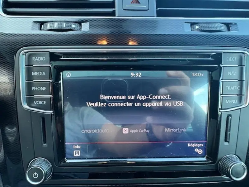 Gros plan sur l'écran tactile central noir du Volkswagen Scirocco 2017 affichant l'interface App-Connect.