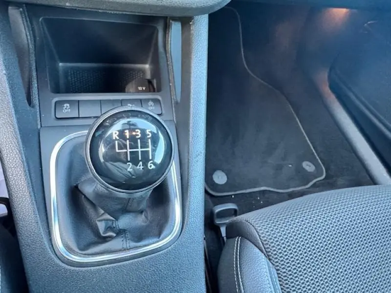 Gros plan sur le levier de vitesses manuel noir et la console centrale du Volkswagen Scirocco noir intense, intérieur tissu/Alcantara.