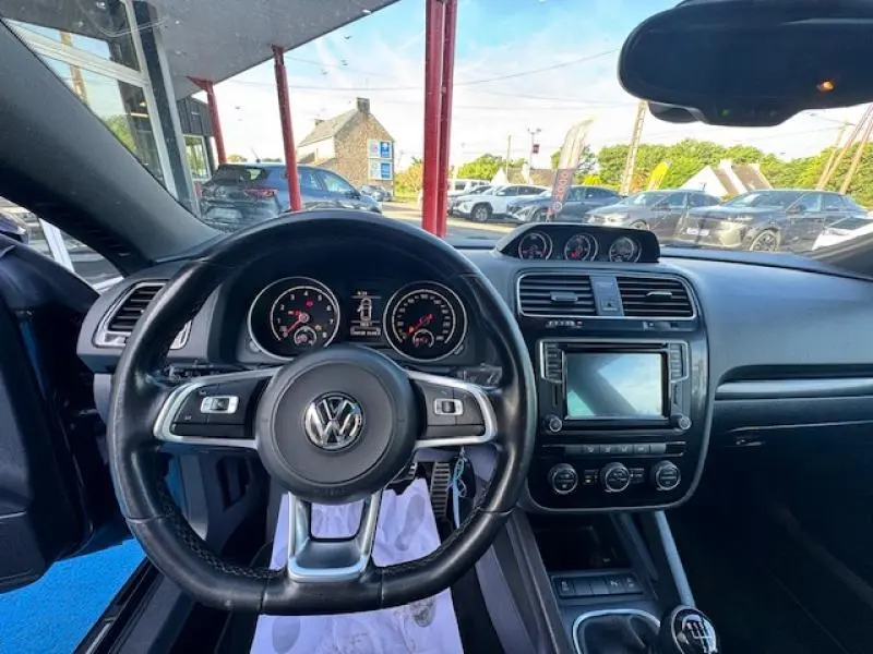 Vue intérieure frontale du volant cuir multifonction et tableau de bord de la Volkswagen Scirocco noir intense 2017.