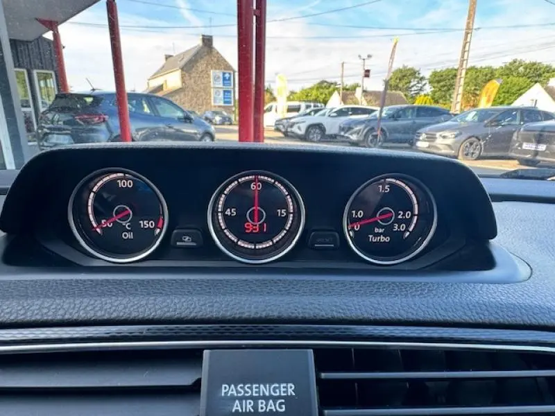 Gros plan sur les compteurs d’huile, chrono et turbo du tableau de bord d’une Volkswagen Scirocco noire, vue avant.