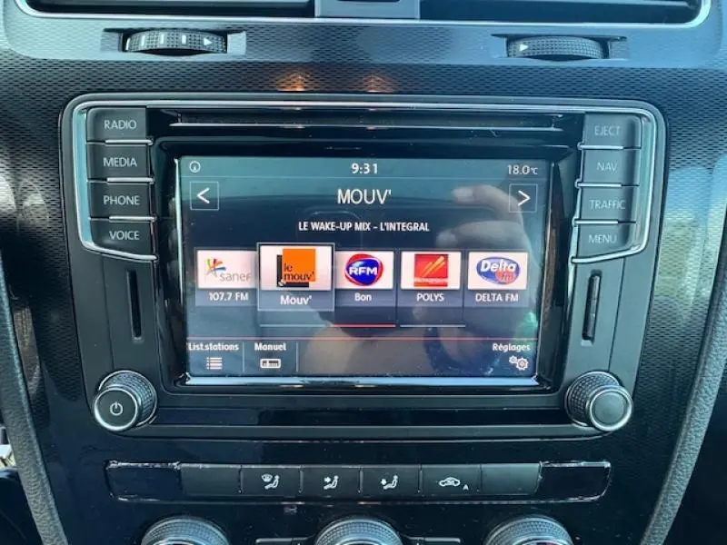 Gros plan sur l'écran tactile multimédia de la Volkswagen Scirocco noir intense, affichant les stations radio.