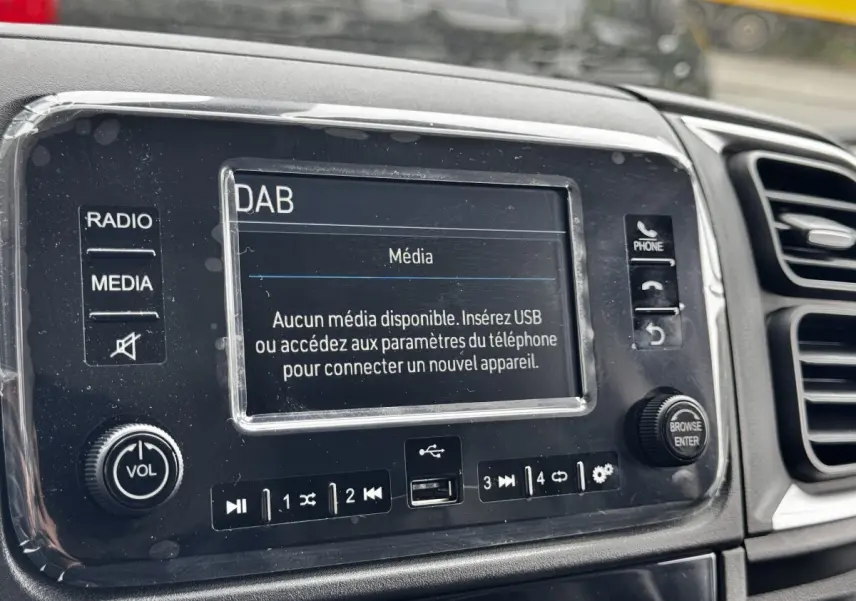 Gros plan sur l'écran tactile central du tableau de bord du Peugeot Boxer Fourgon blanc, affichant un message média.