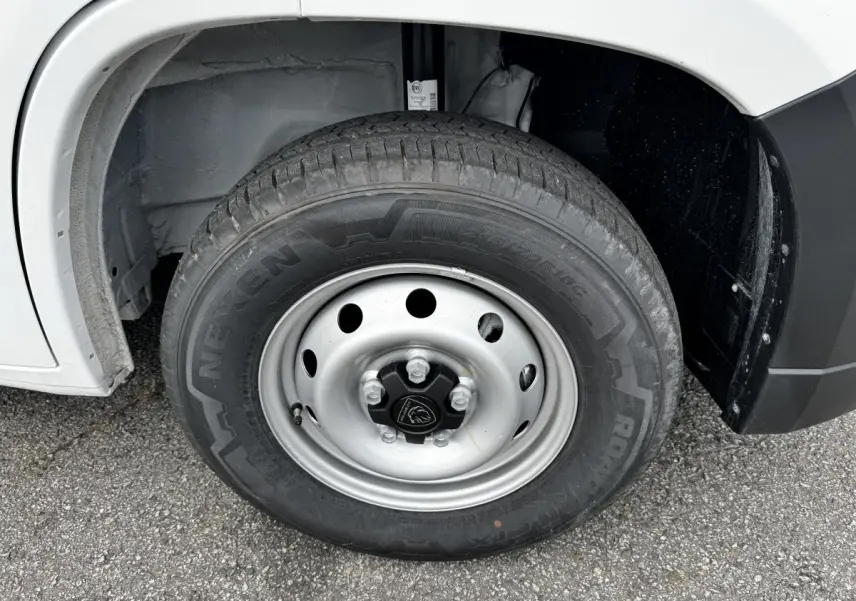 Gros plan sur la roue avant droite du Peugeot Boxer Fourgon blanc, jante acier et pneu Nexen visible.