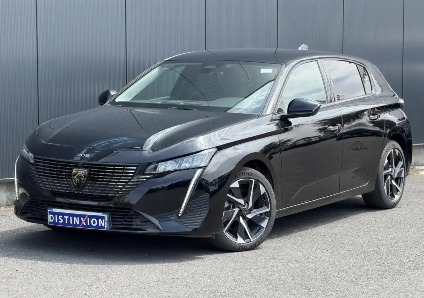 Peugeot 308 Hybrid 145 noire Perla vue 3/4 avant droit, avec jantes alliage 17'' et signature lumineuse LED.