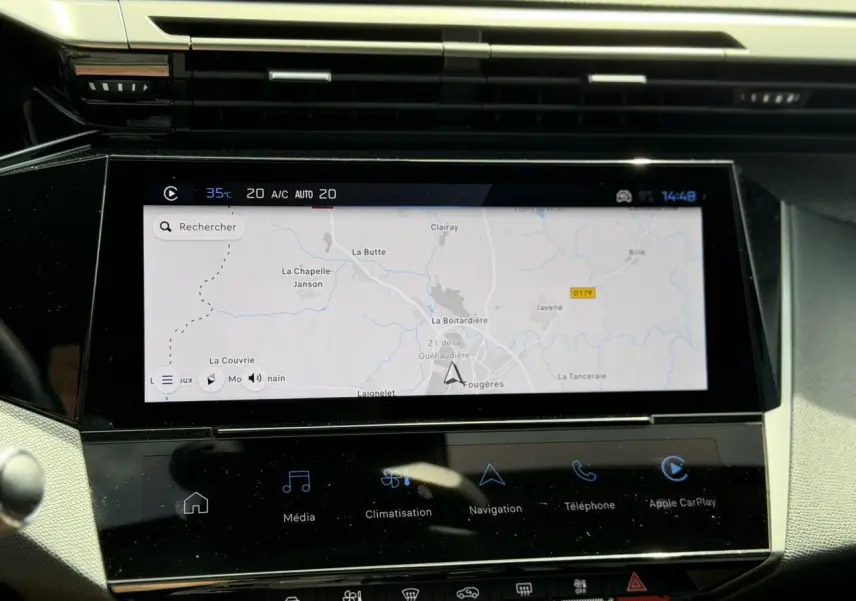 Écran tactile central du tableau de bord de la Peugeot 308 Hybrid 2025 affichant la navigation connectée.