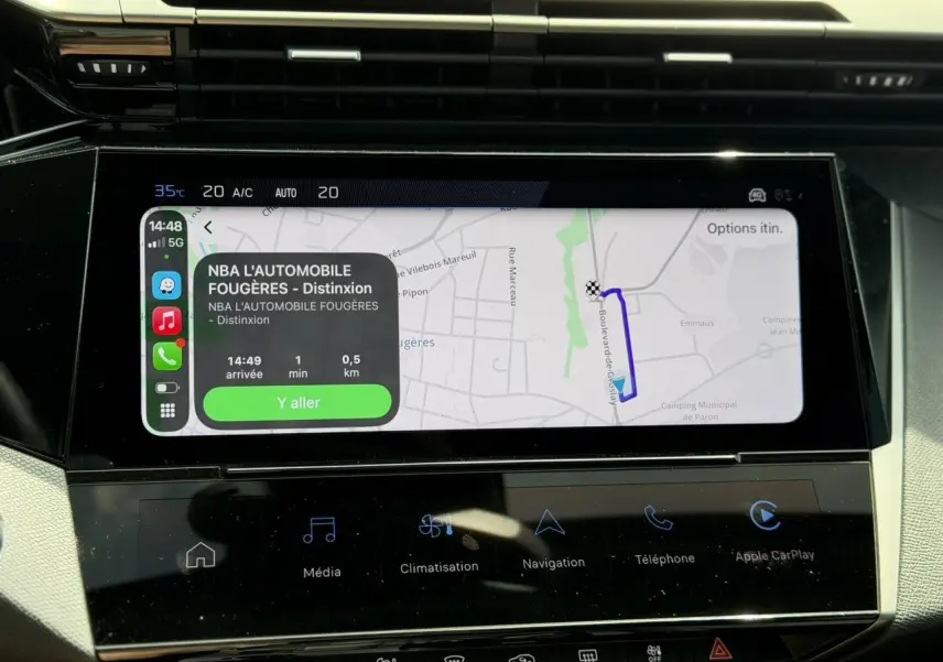 Écran tactile central de navigation affichant un itinéraire dans un Peugeot 308 Hybrid 2025 noir, vue intérieure rapprochée.