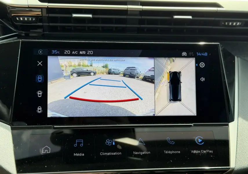 Écran tactile central montrant la caméra de recul et la vue 360° d'une Peugeot 308 Hybrid noire.