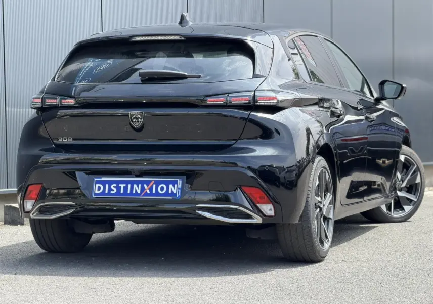 Vue 3/4 arrière droite de la Peugeot 308 Hybrid 145 noire Perla avec jantes alliage et feux LED distinctifs.