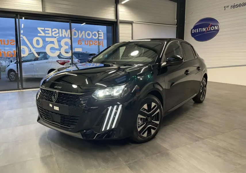 Peugeot 208 noir métallisé vue 3/4 avant droit en intérieur, avec feux LED et jantes alliage bi-ton.