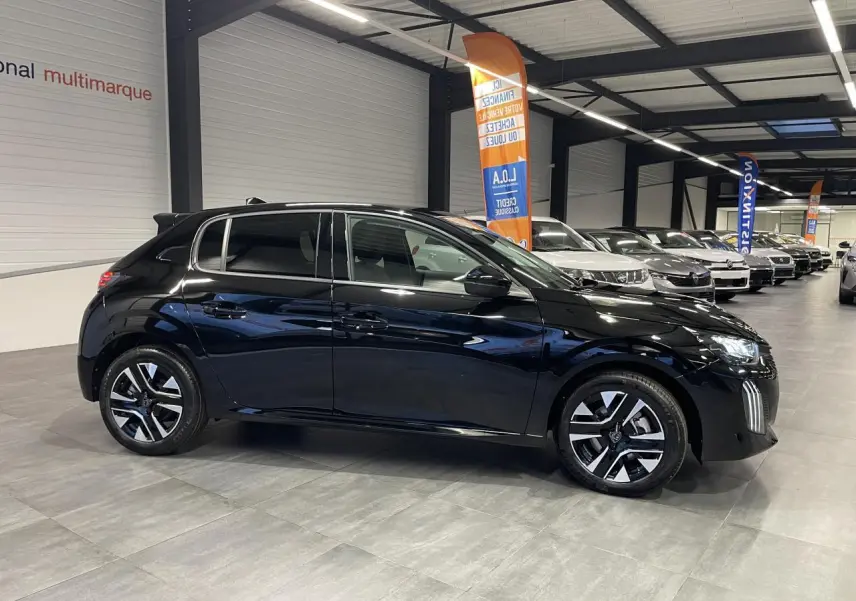 Peugeot 208 hybride noir métallisé vue de profil côté gauche en intérieur de showroom.