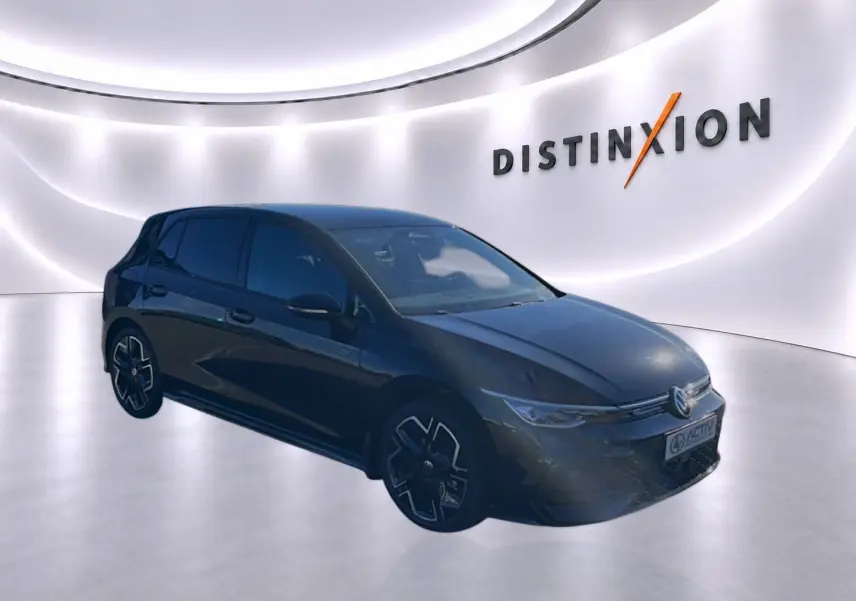 Volkswagen Golf 1.5 ETSI Evo2 noire vue 3/4 avant droit dans un showroom lumineux avec logo Distinxion.