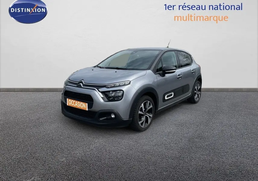 Citroën C3 gris Artense métal vue 3/4 avant droit avec ses protections latérales noires et jantes bi-ton.