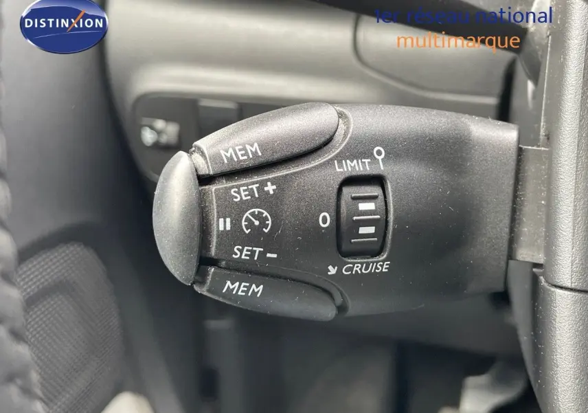 Gros plan sur la commande de régulateur de vitesse de la Citroën C3 2021, détail intérieur noir mat.