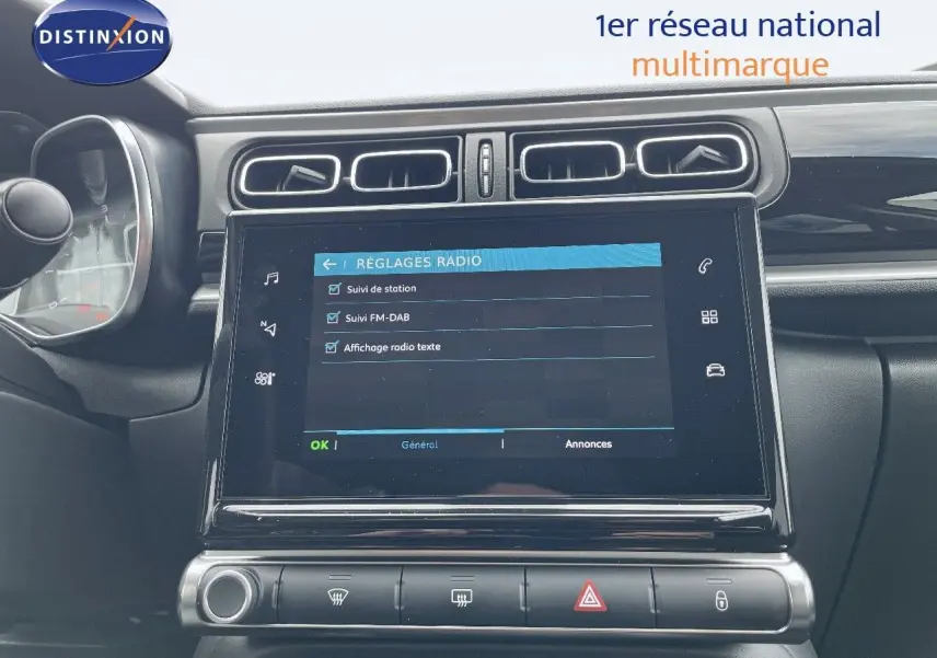 Tableau de bord de Citroën C3 2021 en gris, vue frontale centrée sur l'écran tactile et les commandes climatiques.