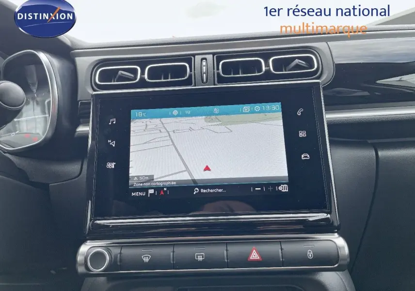 Vue rapprochée du tableau de bord de la Citroën C3 1.2 PureTech 110ch Shine Pack avec écran tactile et navigation active.