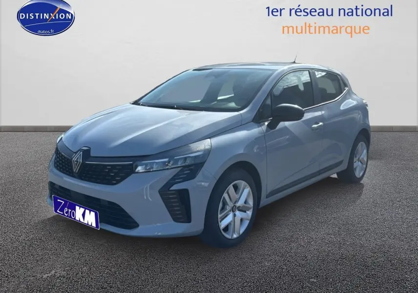 Renault Clio V gris rafale vue 3/4 avant droit, avec jantes alliage et coques de rétroviseurs noires.