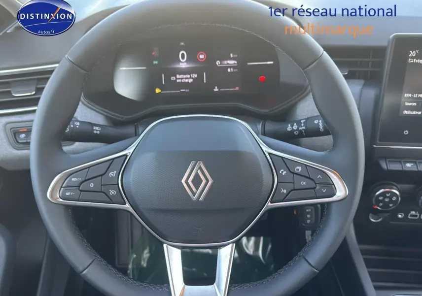 Vue rapprochée du volant cuir multifonctions de la Renault Clio V 1.5 dCi 100 gris rafale avec tableau de bord numérique.