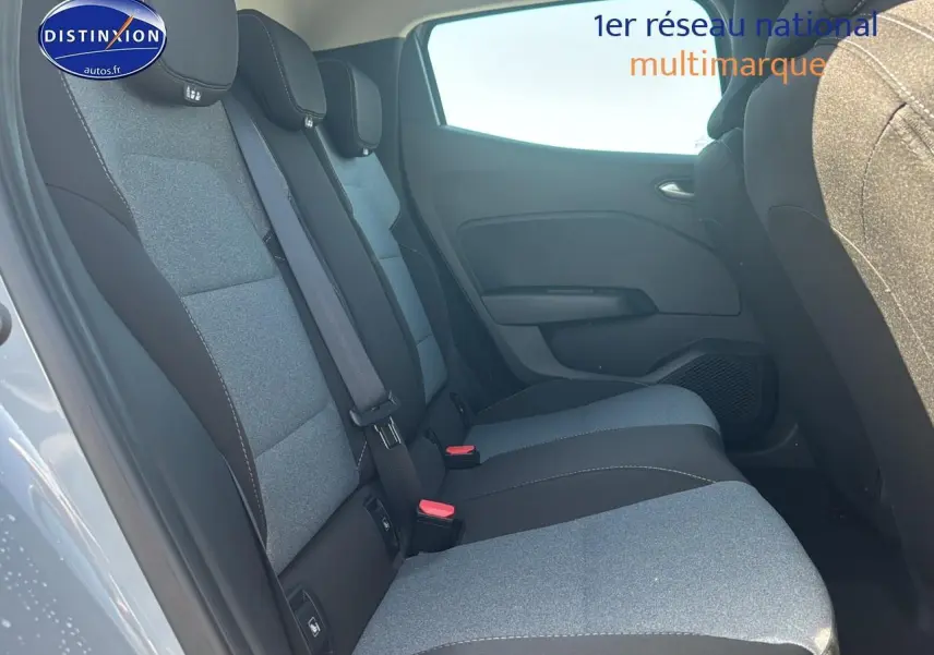 Banquette arrière gris clair et noir vue côté gauche d'une Renault Clio V 1.5 dCi 100 Evolution 2025.