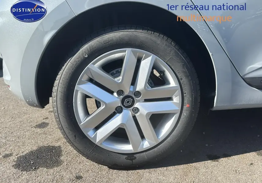 Gros plan sur la roue avant droite gris rafale de la Renault Clio V 1.5 dCi 100 Evolution avec jante alliage moderne.