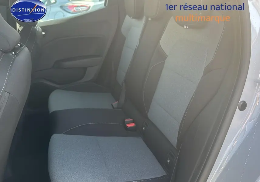 Vue latérale de la banquette arrière gris clair et noir de la Renault Clio V 1.5 dCi 2025 couleur Gris Rafale.