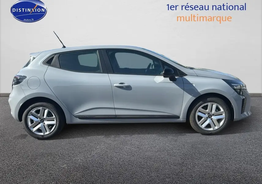 Profil droit de la Renault Clio V gris rafale 2025 avec jantes alliage et coques de rétroviseurs noires visibles.