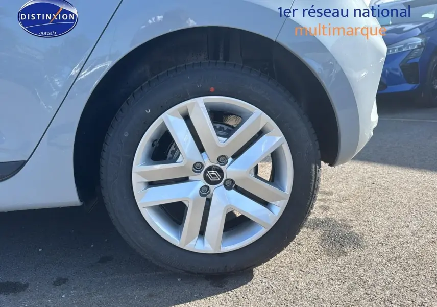 Gros plan sur la roue avant droite d'une Renault Clio V gris rafale avec jante alliage distinctive.