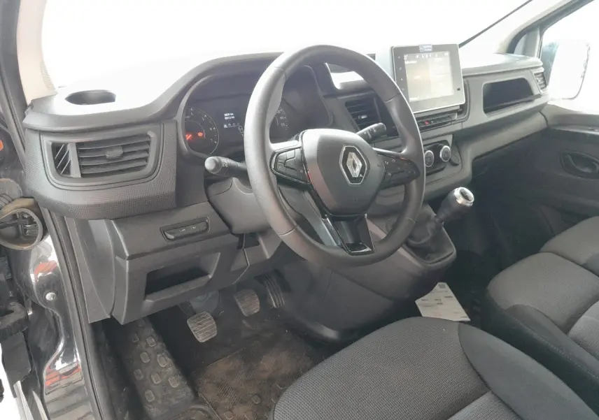 Vue intérieure côté conducteur du Renault Trafic Combi gris foncé, avec volant multifonction et écran tactile Easy Link.