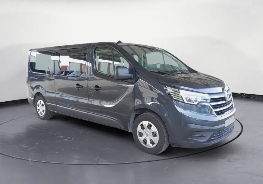Renault Trafic Combi gris foncé métal vu en 3/4 avant droit, mettant en valeur ses grandes vitres latérales et sa calandre chromée.