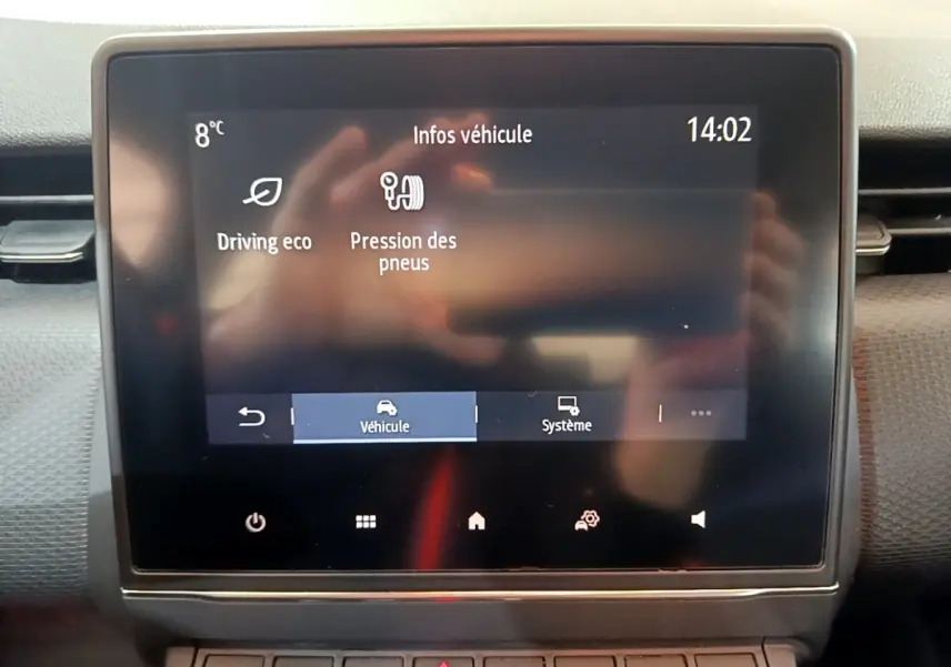 Écran tactile central de la Renault Clio Business TCe 100 2019 affichant les infos véhicule à 14h02.