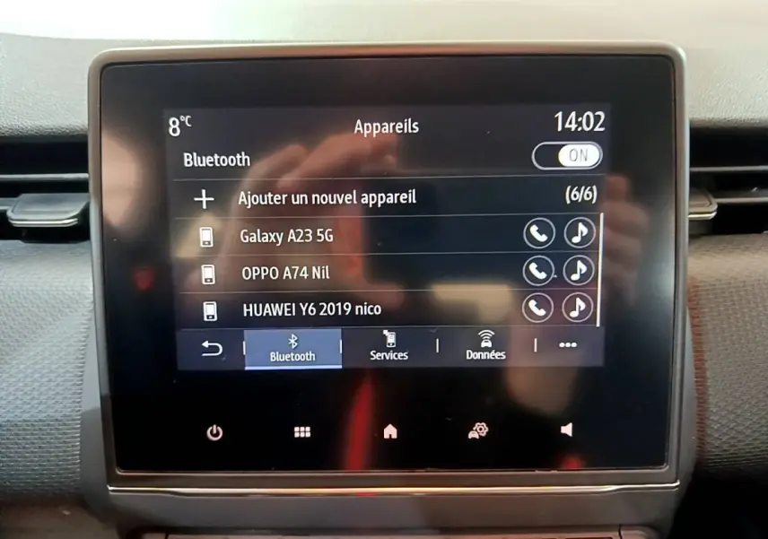 Écran tactile central de la Renault Clio Business TCe 100 affichant la connexion Bluetooth et la liste des appareils.