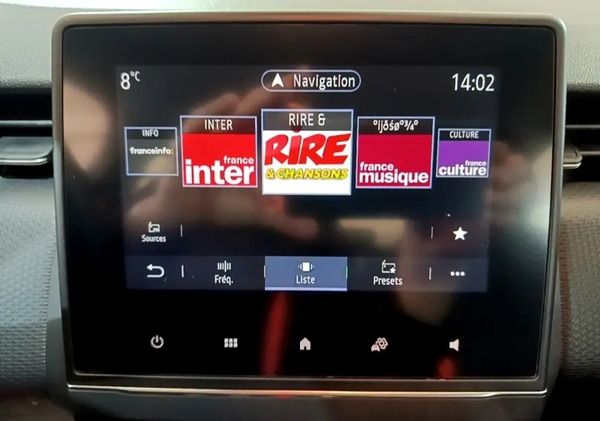Écran tactile central de la Renault Clio Business TCe 100 2019 affichant les stations radio avec interface moderne.
