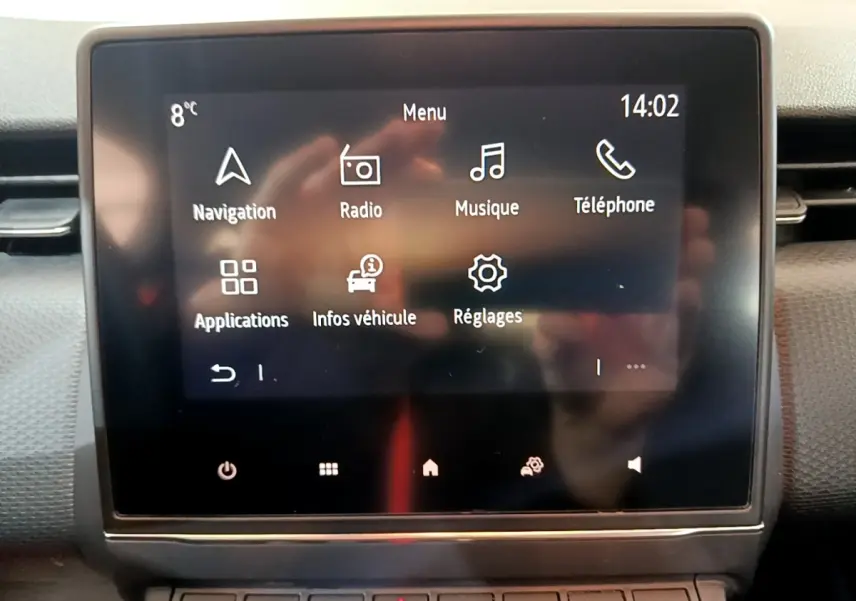 Écran tactile central de la Renault Clio Business TCe 100 2019 affichant le menu principal avec navigation et radio.