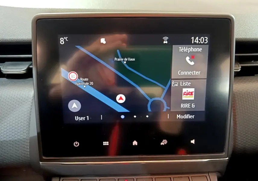 Écran tactile central du tableau de bord de la Renault Clio Business blanc, affichant la navigation GPS en 3D.