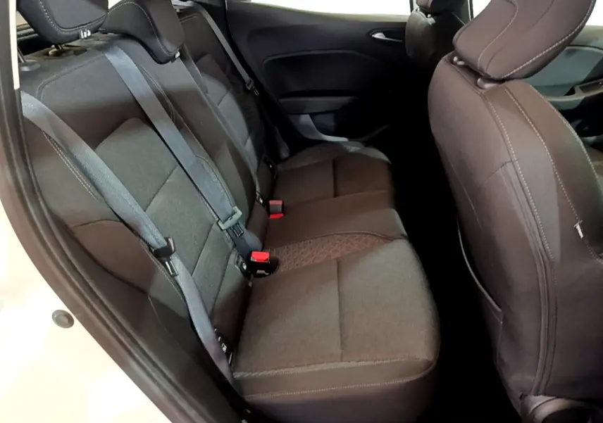 Vue côté gauche sur les sièges arrière noirs de la Renault Clio Business TCe 100 blanche de 2019.