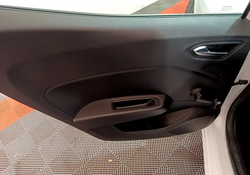 Vue rapprochée de la porte avant droite noire de la Renault Clio Business TCe 100 blanche de 2019.