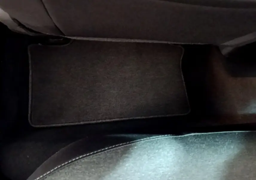 Tapis de sol noir côté passager arrière d'une Renault Clio Business TCe 100 blanche de 2019.