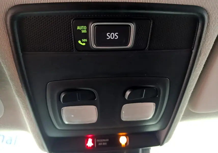 Vue en gros plan du plafonnier intérieur avec bouton SOS et éclairages dans une Renault Clio Business blanche.