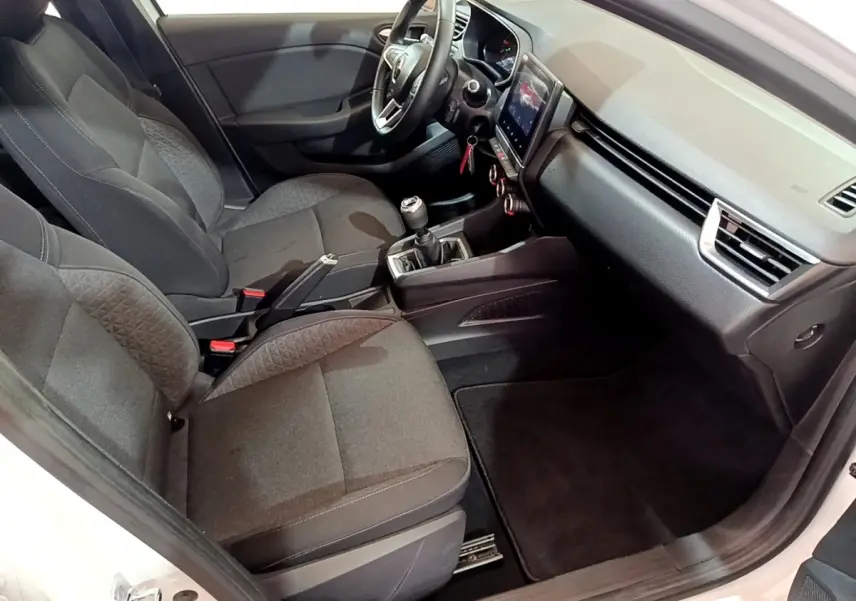 Intérieur côté conducteur de la Renault Clio Business TCe 100 2019, sièges noirs et tableau de bord avec écran tactile.