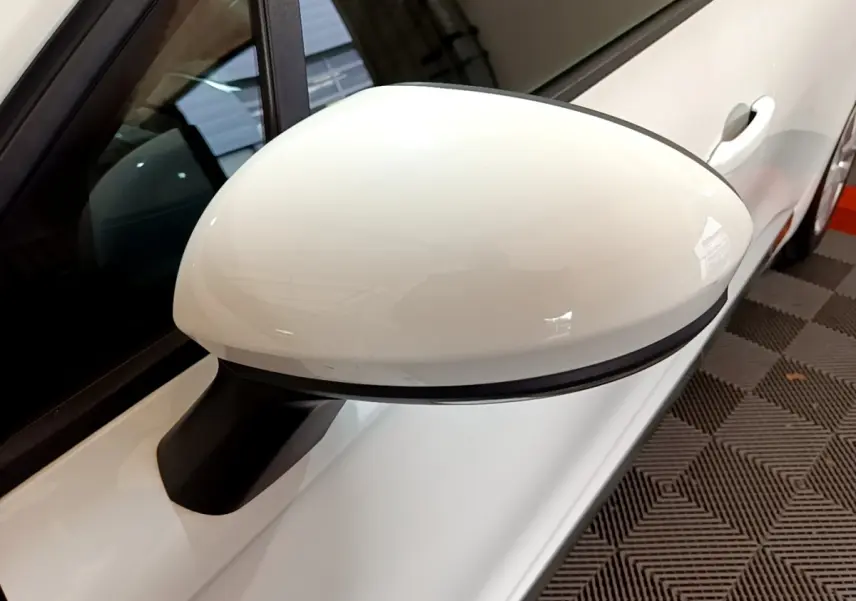 Rétroviseur extérieur droit blanc de la Renault Clio Business TCe 100 vue en gros plan côté passager.