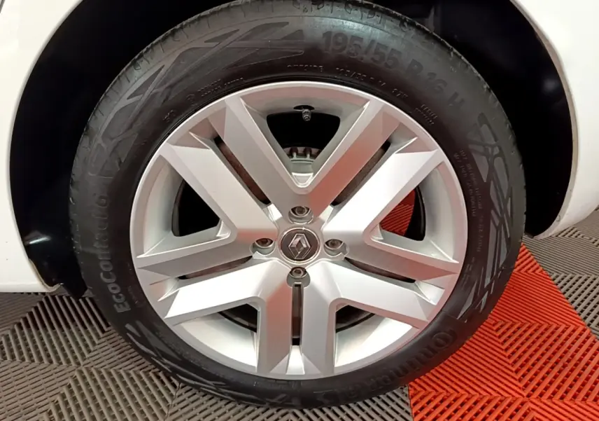 Gros plan sur la roue arrière droite d'une Renault Clio Business blanche, avec pneu Continental EcoContact visible.