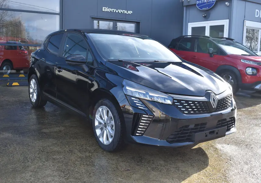 Renault Clio V TCe 90 noire vue 3/4 avant droit, avec calandre moderne et feux LED distinctifs.