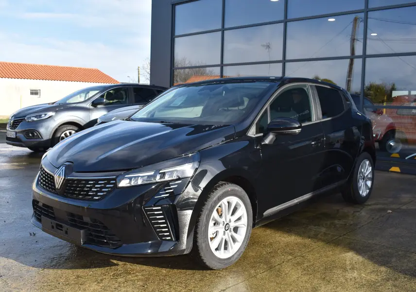 Renault Clio V TCE 90 noir vue 3/4 avant droit, avec feux LED distinctifs et jantes blanches.