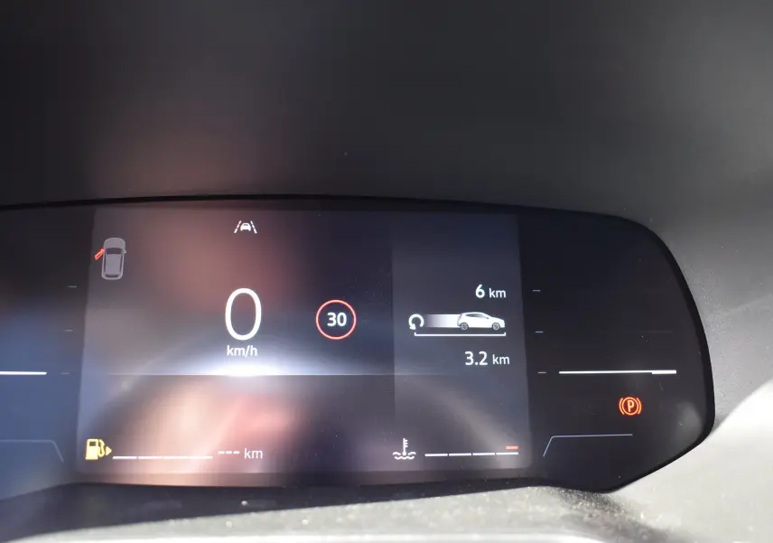 Tableau de bord numérique de la Renault Clio V TCE 90 noir, affichant la vitesse à 0 km/h et les alertes de conduite.