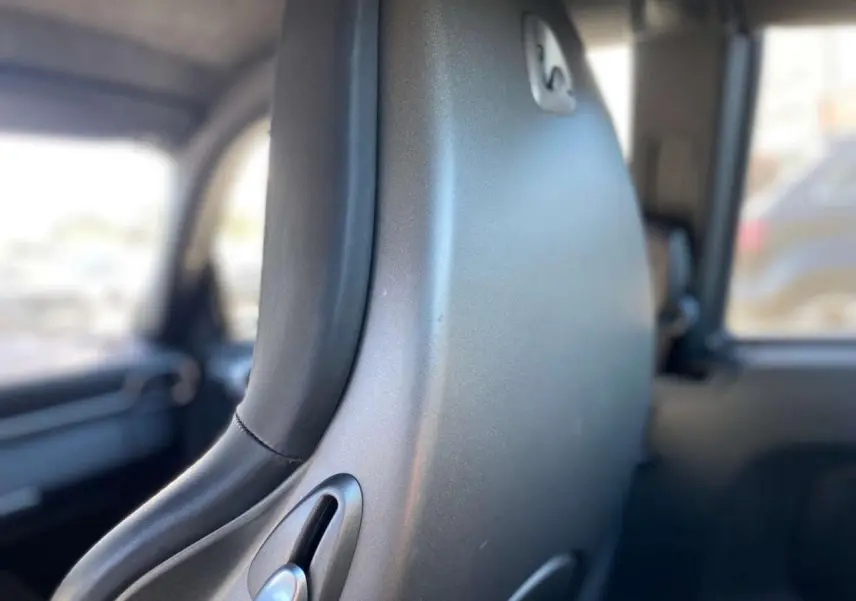 Gros plan sur le dossier avant en cuir gris d’une Porsche 911 997 Carrera 4S, intérieur cuir standard.