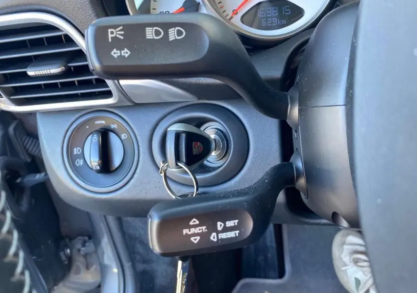 Gros plan sur le tableau de bord de la Porsche 911 997 Carrera 4S 2007, montrant le contacteur et les commandes d'éclairage.