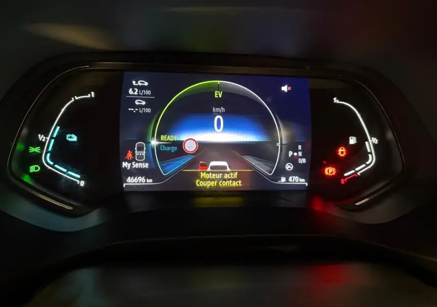 Tableau de bord numérique du Renault Arkana 1.6 E-Tech hybride, affichage de vitesse et alertes moteur allumées.