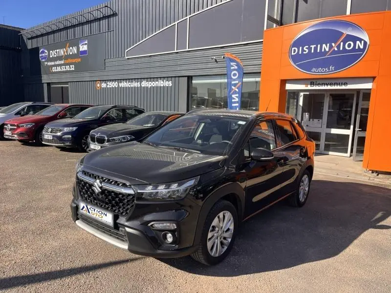 Suzuki S-Cross 2024 Cosmic Black Pearl en 3/4 avant droit, avec calandre noire et jantes alu visibles.