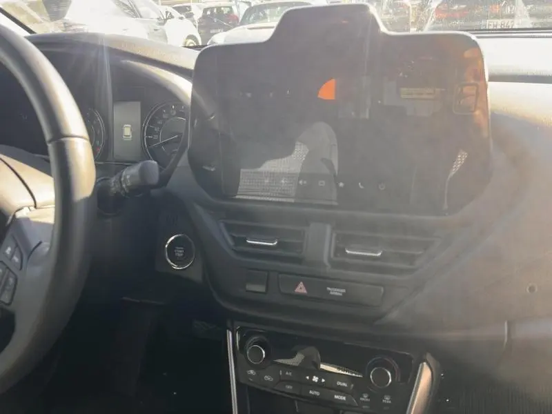 Vue intérieure du tableau de bord du Suzuki S-Cross 2024 avec écran tactile et volant multifonction en cuir.