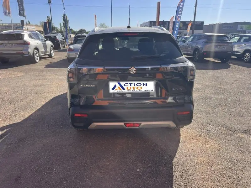 Vue arrière d'un Suzuki S-Cross Cosmic Black Pearl métallisé 2024, avec feux LED et logo Suzuki bien visibles.